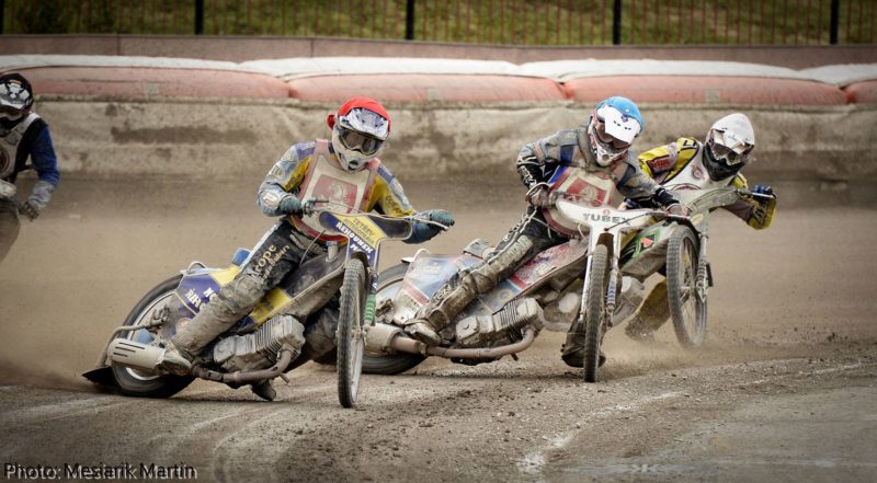 Jan Mcek vpravo, Roman Marek vlevo v boji se Zlatou přilbou